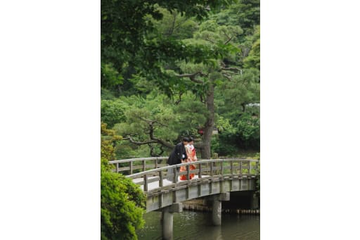 風情ある橋の上から、お庭を眺めて