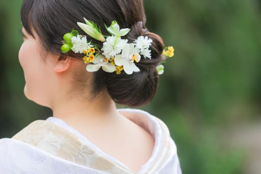 繊細な生花が彩る、可憐なサイドショット