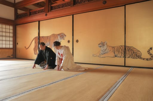 虎の間の正座カット