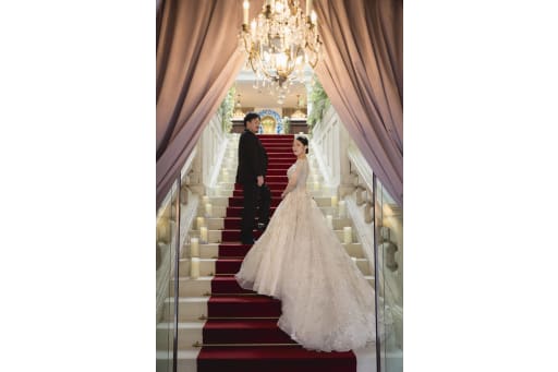 入ってすぐの階段で