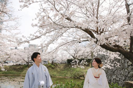 肩の力が抜けた雰囲気がとても好きです。桜とおふたりが選んだお衣装の色合いも相まって◎