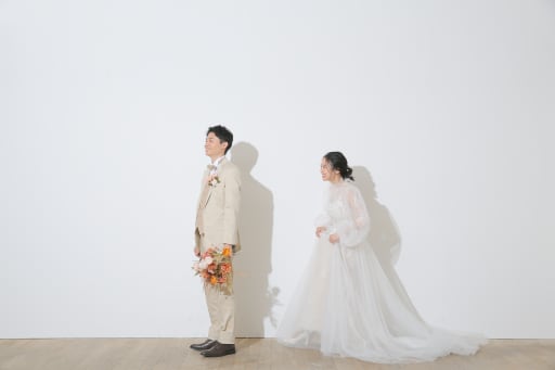 新郎様の背後から新婦様にそぉーっと近づいていただき…？