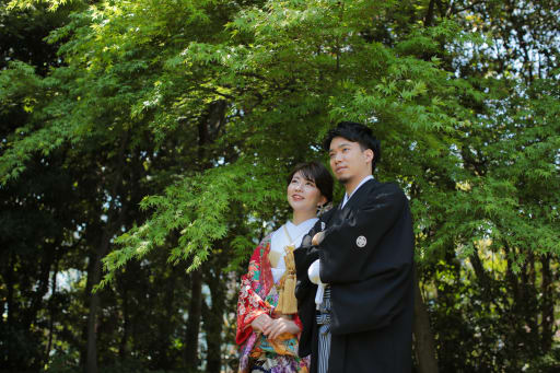 爽やかな新緑が印象的で、お二人の落ち着いた雰囲気が素敵です。