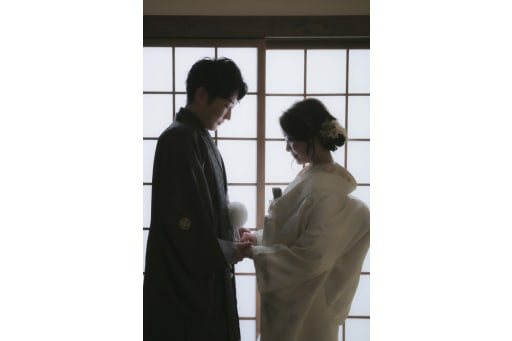 障子の前で手を取り合って
