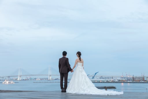 ベイブリッジを背景に