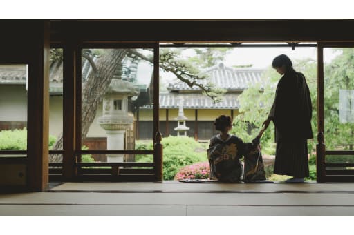 桜、松、つつじなど、季節感も感じられるお庭