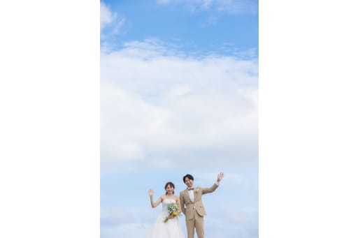 カメラに向かって手を振ったり