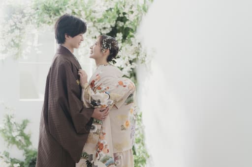 暖かい光が差し込む窓辺で
