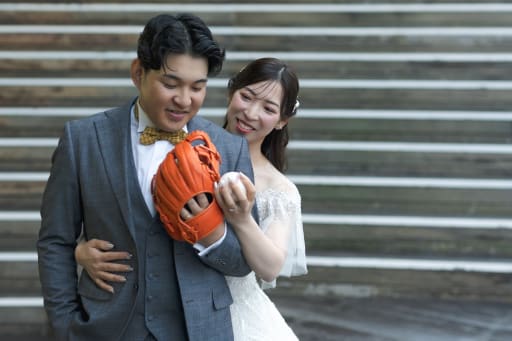 背中にそっと寄り添い、ボールとグローブを大切に