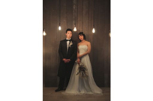 木目の壁でビンテージ感のあるお写真に