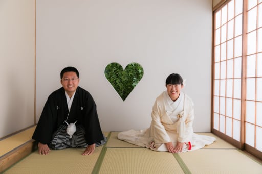 結びは正座で