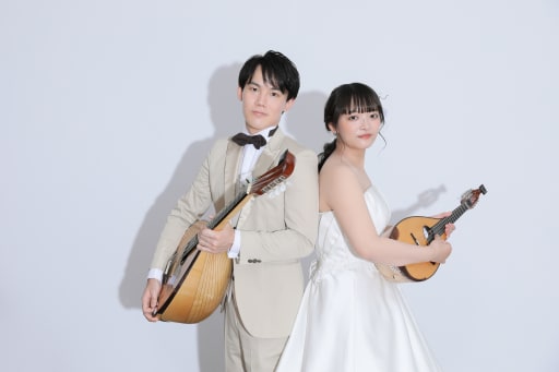 背中合わせで演奏