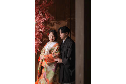 鮮やかな紅葉が彩る和の静寂な世界