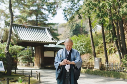 歴史ある門の前で