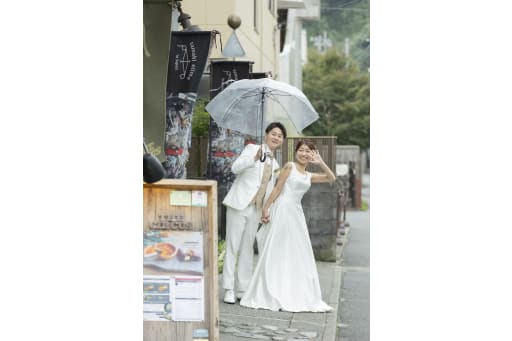 傘の中からキュートに手を振って♪