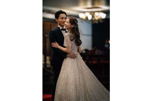 そっと寄り添うショットも