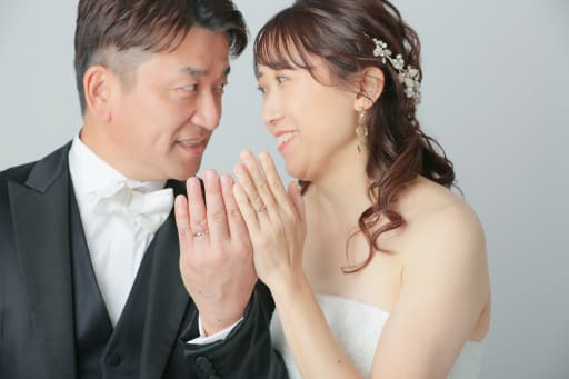 結婚指輪はくっつけるとハートのモチーフが♡