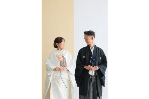 一輪の花を手に、優しい眼差しで