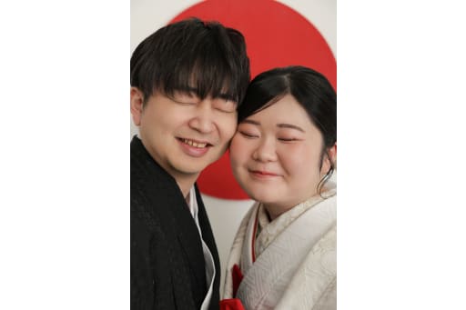日の丸を背景に