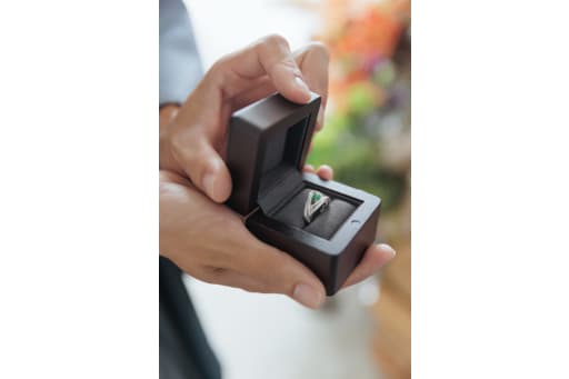 木箱に収められた婚約指輪