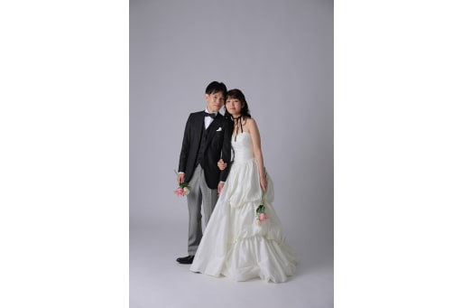 ピンクの薔薇を持って