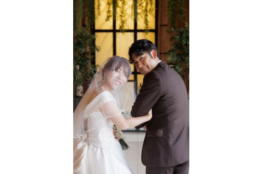 腕組みの振り向きショットも素敵です！