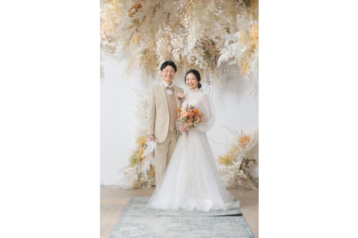 洋装にチェンジし、浅草店限定のチャペルスタジオでの撮影スタートです！オレンジ色と白色のフラワーモチーフが印象的です。お選びいただいたお衣装がスタジオにマッチしてますね！！