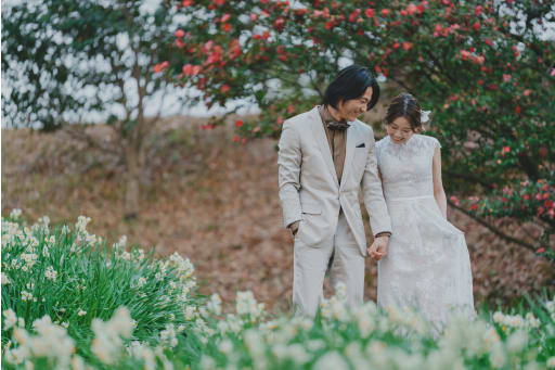 冬のロケ と聞くと寂しいイメージもありますが、水仙がたくさん咲くので冬でもお花畑で撮ることができます！