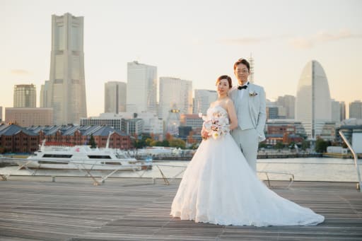 洋装の幕閉めはみなとみらいの景色をバックに新婦様が新郎様の胸元のよりかかり、シンプルに