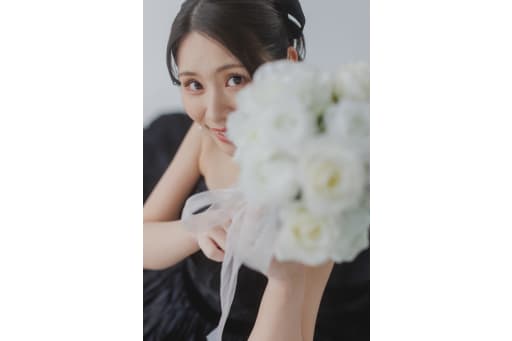 ブーケからひょっこり覗く、新婦様の愛らしい表情