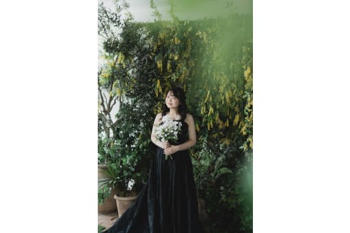 可憐に華やぐシックなドレス姿