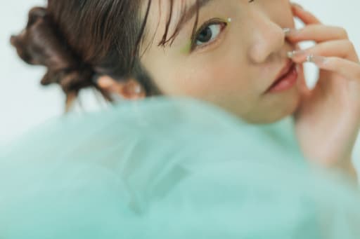 目元にパールと、カラーライン。