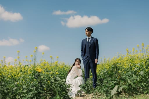 菜の花の中で