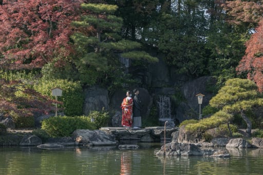 池の前で