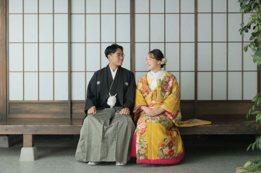 縁側に並んで腰かけ、笑顔でお喋りを楽しむふたり