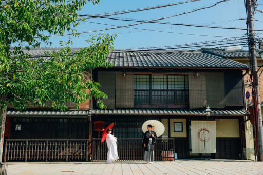祇園の町並みに溶け込んで・・・