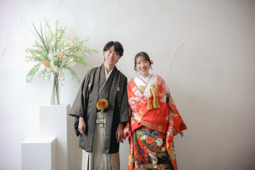 伝統的な和装と、洗練されたボタニカルデザイン