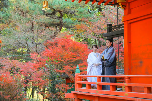 赤が特徴的な建物で