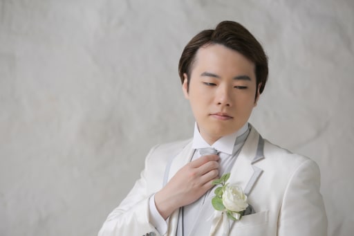 旦那さまにはクールに決めていただきました！ホワイトグレーのタキシードがお似合いですね！