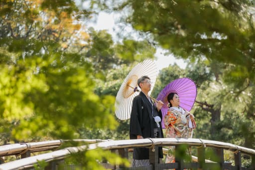 隙間から。