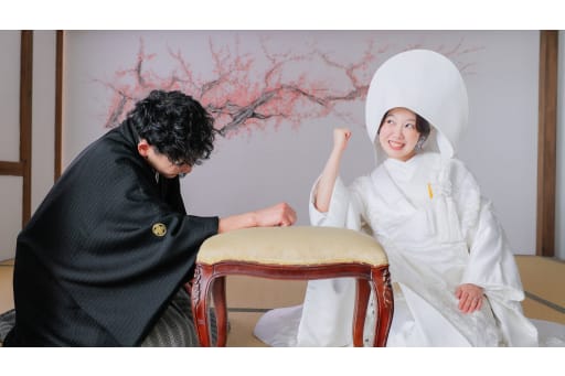 勝者・新婦さま！見事な圧勝ガッツポーズ
