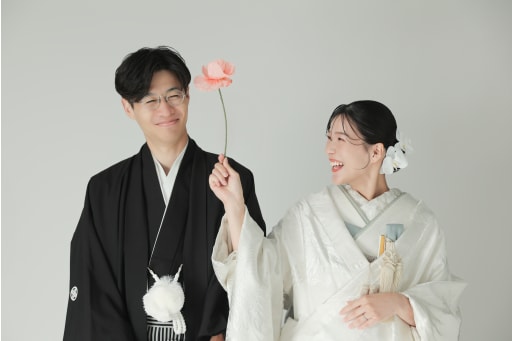 お花を新郎様に近づけてちょっかいをかけようとしている新婦様の表情と、されるがままの新郎様の表情が 可愛らしい一枚となりました♡