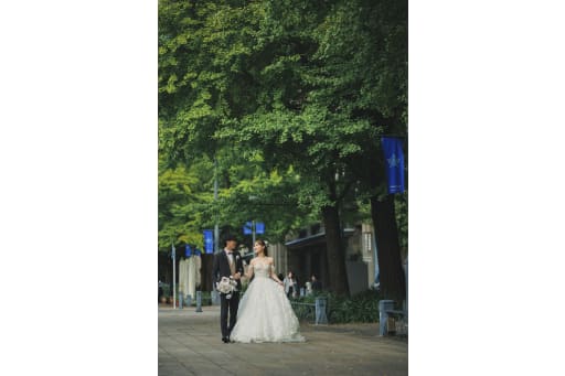 続いて洋装にお着替えしてロケーション地の日本大通りに移動！