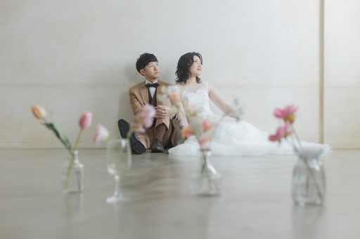 フロアに美しいお花を飾っての撮影。