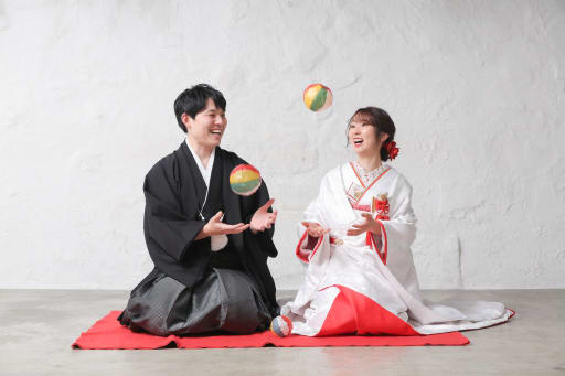 もう一つのお持ち込み小物は紙風船でした！実際に遊びながら撮影するとお二人の自然な表情をさらに見ることができ、私も楽しかったです♪