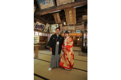 そんな中、今回撮影させていただいたおふたりが選ばれたのは神社でのご家族との結婚式でした。