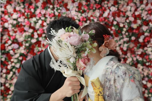 顔を隠してみたり