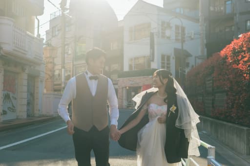 お喋りしながらストリートを歩く