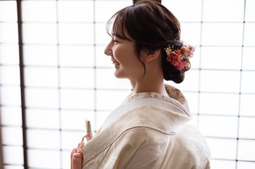 髪飾りは繊細なドライフラワー