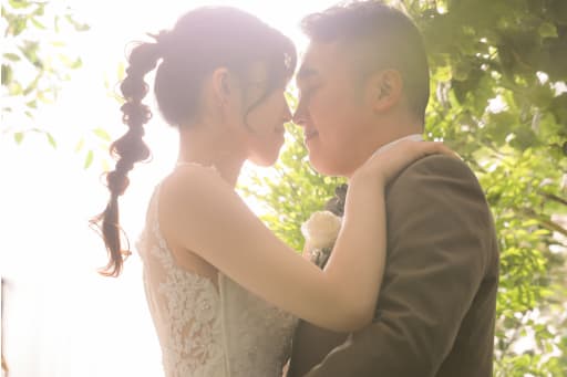 光がお二人を照らしています